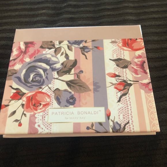 Mary Kay Compact - Picture 2 of 3